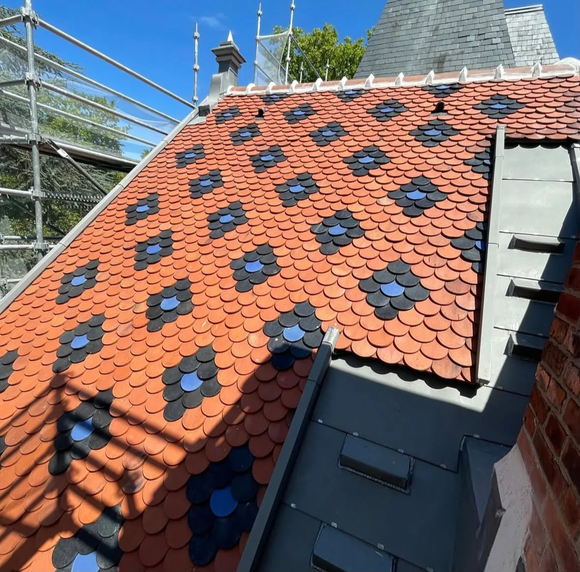 Réfection de toiture en tuiles plates avec motif à Versailles