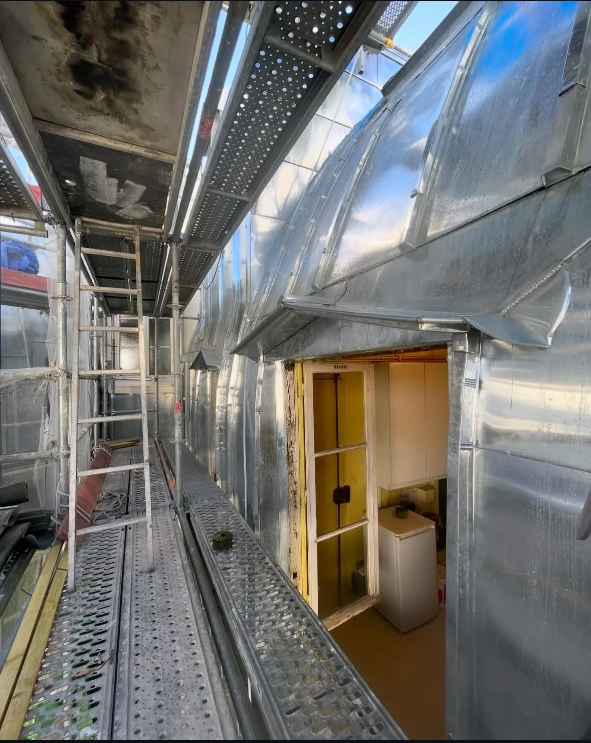 Chantier zinc et échafaudage sur immeuble haussmannien